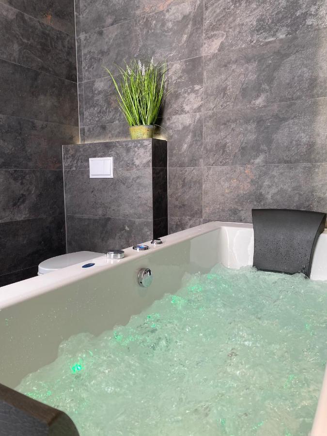 Apartament Bialy Z Jacuzzi Krakow Exterior photo